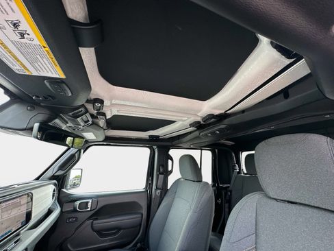 New 2025 Jeep Gladiator Sport image 33