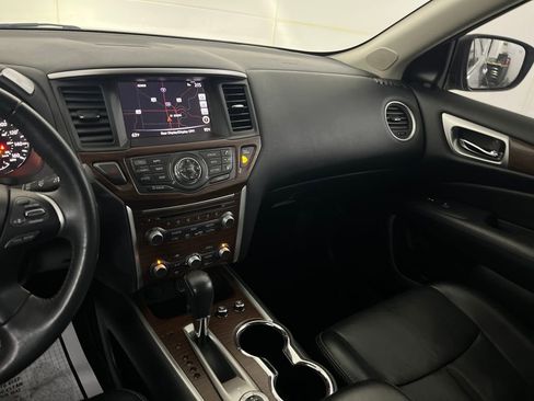 Used 2018 Nissan Pathfinder Platinum image 34