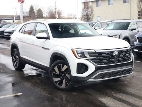 Used 2025 Volkswagen Atlas Cross Sport SE image 2