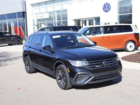Used 2022 Volkswagen Tiguan SE image 1