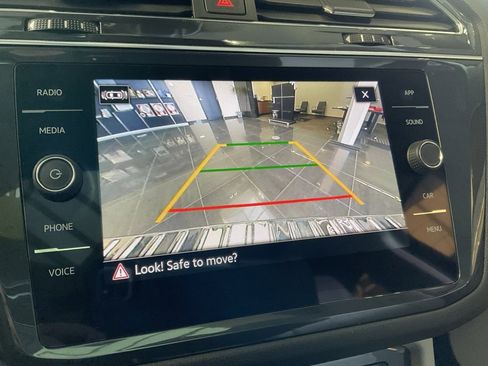 Used 2023 Volkswagen Tiguan SE w/ Panoramic Sunroof Package image 16