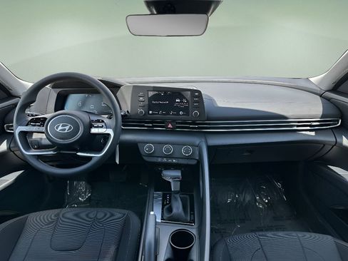 Used 2025 Hyundai Elantra SE w/ Cargo Package image 10