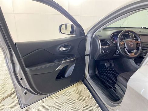 Used 2019 Jeep Cherokee Latitude w/ Cold Weather Group image 27