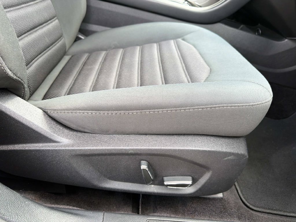 Used 2017 Ford Fusion SE w/ Fusion SE Technology Package FWD image 11