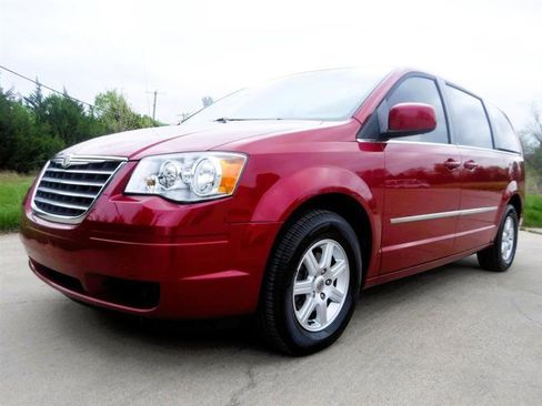 Used 2010 Chrysler Town & Country Touring image 9