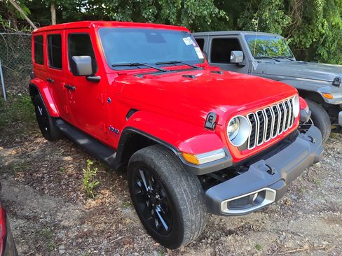 Used 2025 Jeep Wrangler Unlimited Sahara AWD/4WD image 1
