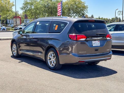 Used 2017 Chrysler Pacifica Limited w/ UConnect Theater Package FWD image 2