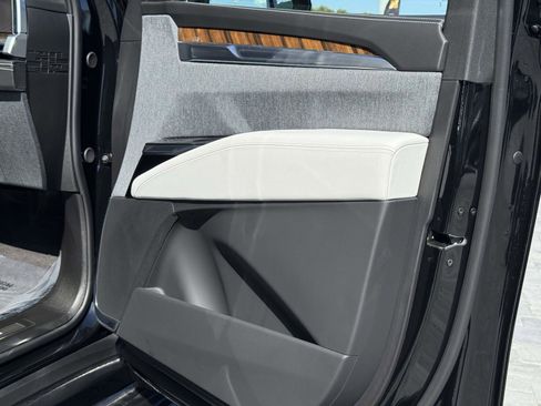 Used 2026 Cadillac Escalade Platinum Sport w/ LPO, ONYX Package image 25