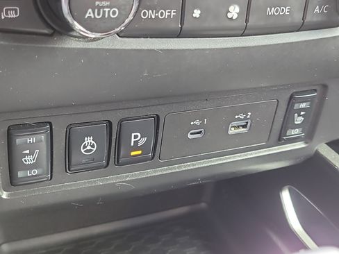 Used 2025 Nissan Frontier SV w/ SV Convenience Package image 24