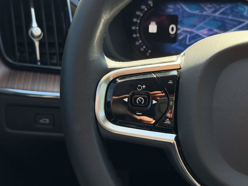 Used 2023 Volvo XC60 B5 Ultimate w/ Climate Package FWD image 9