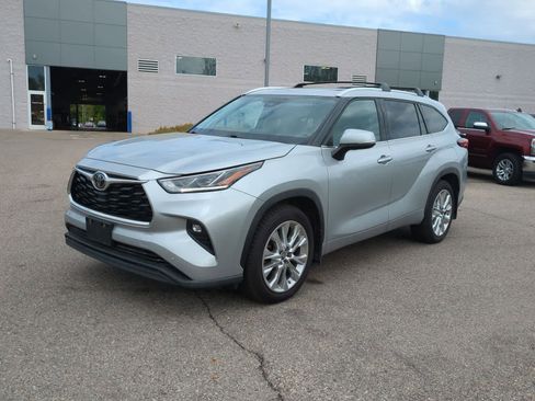 Used 2021 Toyota Highlander Limited AWD/4WD image 4