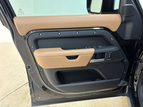Used 2025 Land Rover Defender 130 X-Dynamic SE AWD/4WD image 25