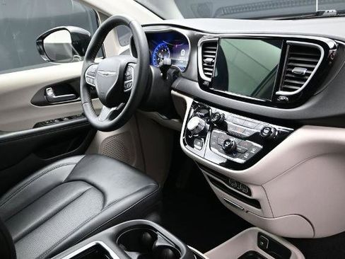 Used 2024 Chrysler Pacifica Touring-L FWD image 11