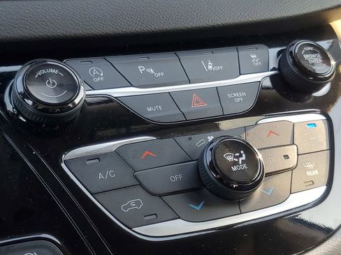 Used 2024 Chrysler Pacifica Touring-L image 28