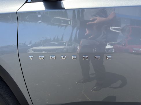 Used 2023 Chevrolet Traverse LT FWD image 40