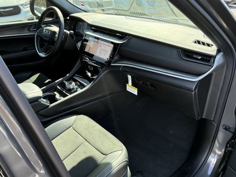 New 2026 Jeep Grand Cherokee Altitude AWD/4WD image 34