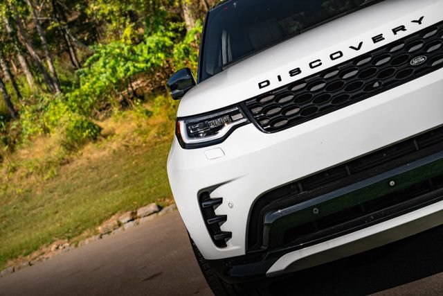 Used 2024 Land Rover Discovery Dynamic SE AWD/4WD image 2