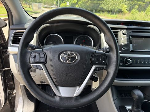 Used 2019 Toyota Highlander LE FWD image 24