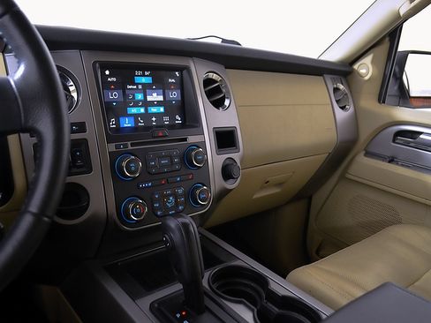 Used 2017 Ford Expedition XLT w/ Equipment Group 202A RWD image 32