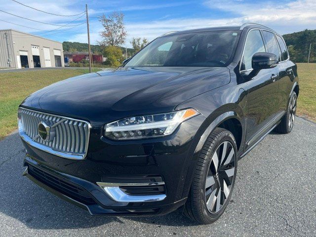 Used 2025 Volvo XC90 T8 Plus w/ Protection Package AWD/4WD image 1