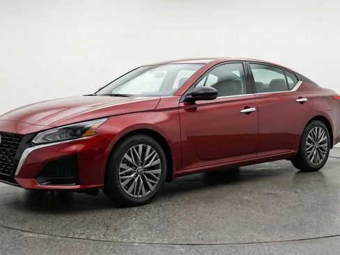 Used 2025 Nissan Altima 2.5 SV FWD image 3