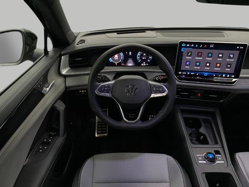 New 2025 Volkswagen Tiguan SE R-Line image 13