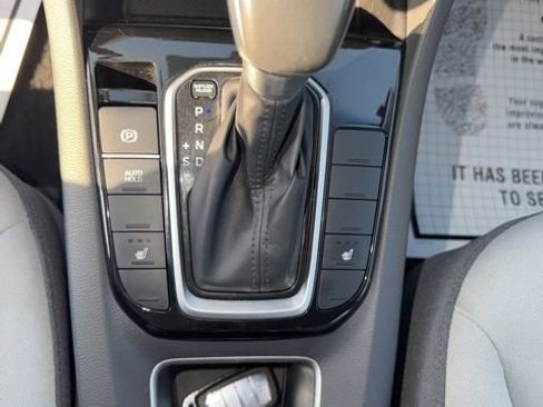 Used 2022 Hyundai Ioniq SE image 18