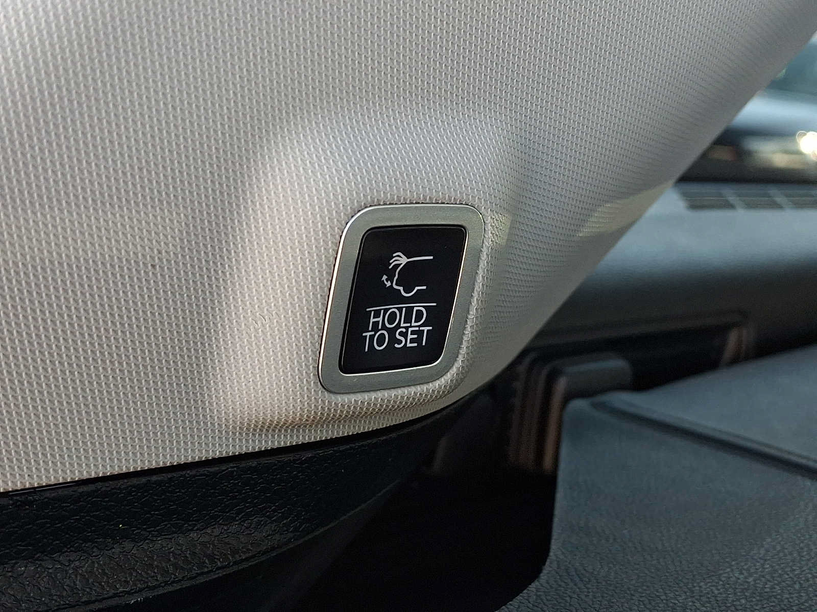 Used 2023 Jeep Grand Cherokee Limited AWD/4WD image 31