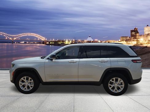 Used 2023 Jeep Grand Cherokee Limited w/ Luxury Tech Group II AWD/4WD image 2