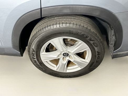 Used 2023 Toyota Highlander LE FWD image 11
