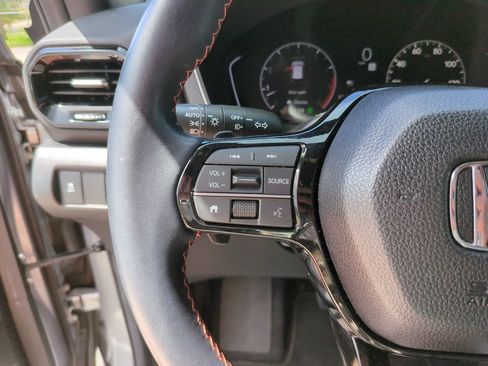 Used 2025 Honda Pilot Sport image 34