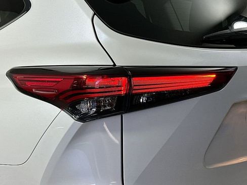 Used 2021 Toyota Highlander XLE AWD/4WD image 35