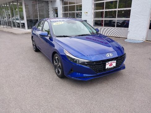 Used 2023 Hyundai Elantra SEL w/ Convenience Package FWD image 2