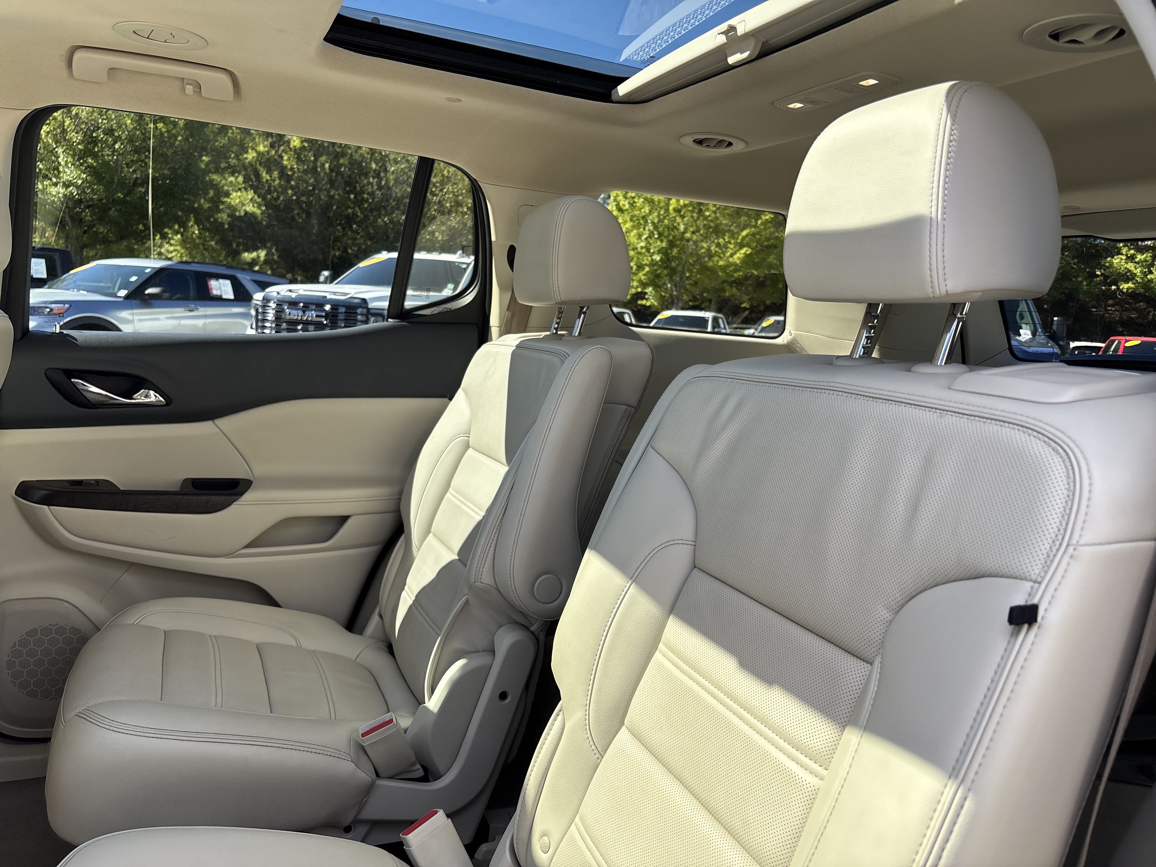 Used 2022 GMC Acadia Denali w/ Denali Ultimate Package FWD image 13