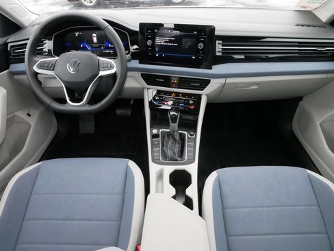 Certified 2025 Volkswagen Jetta SE image 10