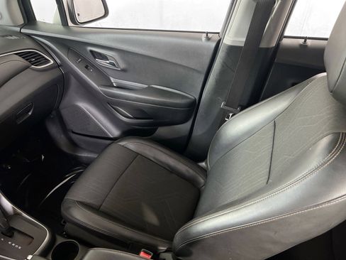 Used 2022 Chevrolet Trax LT w/ LT Convenience Package image 21