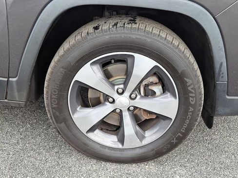 Certified 2019 Jeep Cherokee Limited w/ Luxury Group image 9