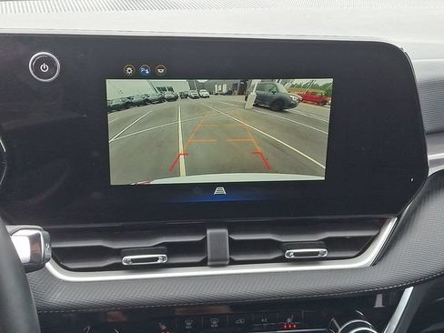 Used 2025 Chevrolet Equinox LT FWD image 18