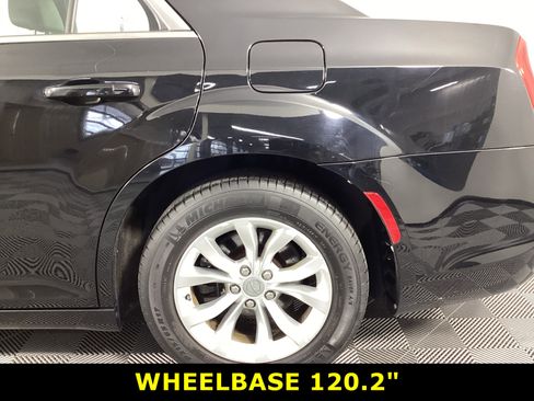 Used 2015 Chrysler 300 Limited image 9