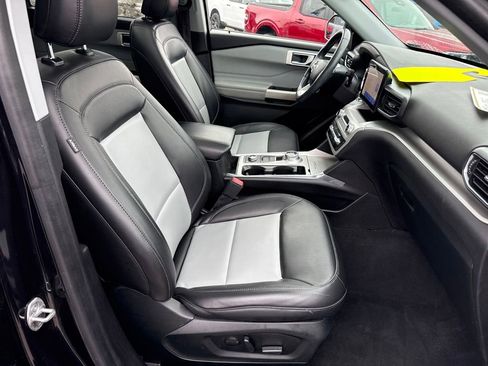 Certified 2022 Ford Explorer XLT w/ Equipment Group 202A image 9