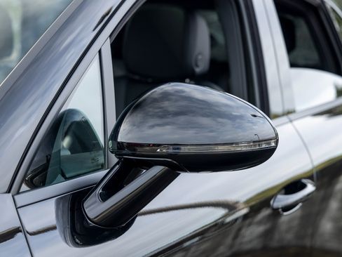 Certified 2025 Porsche Macan image 18