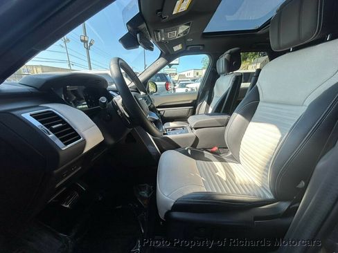 Used 2024 Land Rover Discovery Dynamic SE AWD/4WD image 12