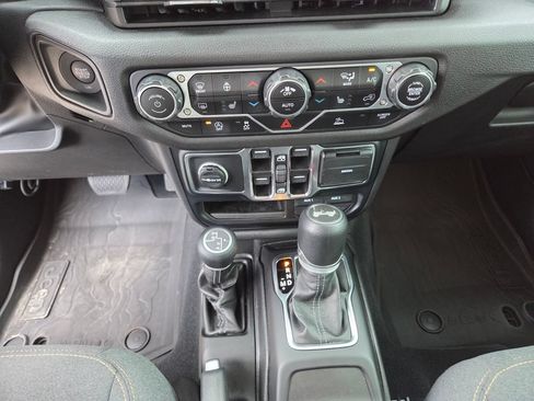 Used 2024 Jeep Wrangler Unlimited Sport AWD/4WD image 31