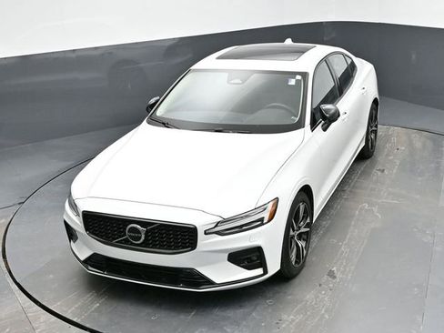 Used 2025 Volvo S60 B5 Core image 33