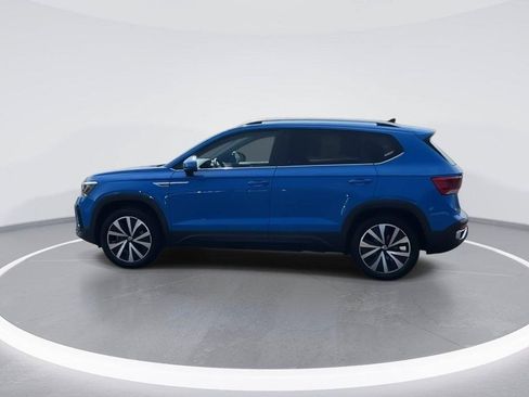 Certified 2023 Volkswagen Taos SE w/ Panoramic Sunroof Package AWD/4WD image 5