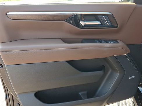 Used 2025 Chevrolet Tahoe High Country AWD/4WD image 10