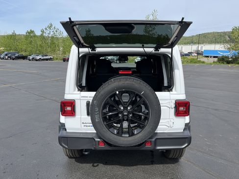 Used 2025 Jeep Wrangler Unlimited Sahara AWD/4WD image 12