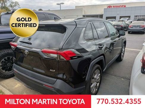 Used 2020 Toyota RAV4 XLE Premium image 4