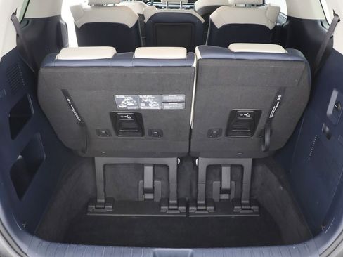 Used 2025 Kia Carnival EX FWD image 30