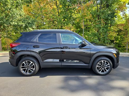 Used 2025 Chevrolet TrailBlazer LT image 2